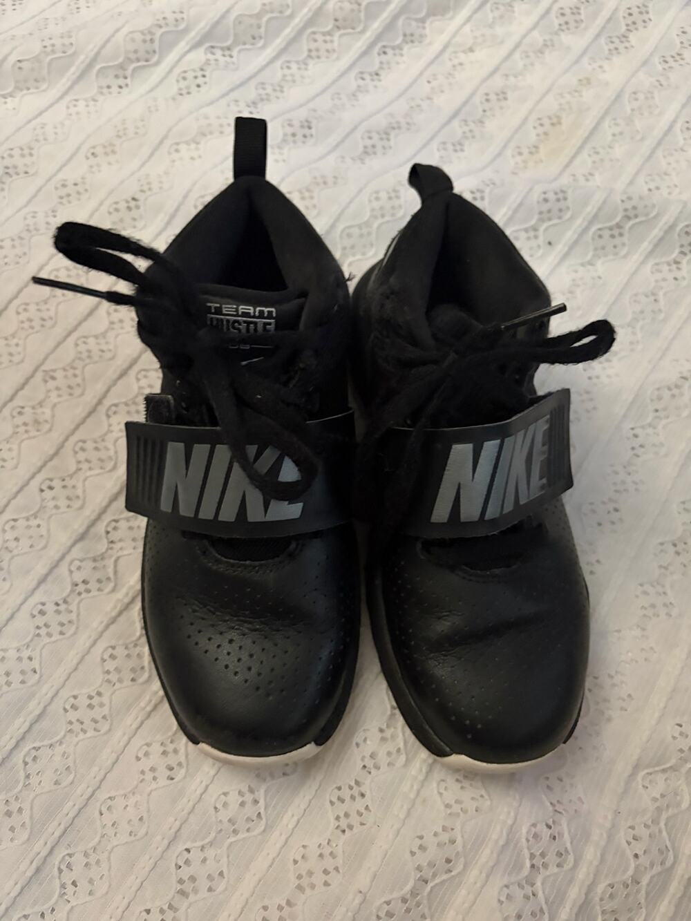 Nike Team Hustle D 8 Basketball Shoes Black White Boys Youth 1.5Y 881942-001